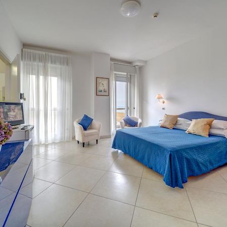 Hotel Carlton Beach Римини Экстерьер фото