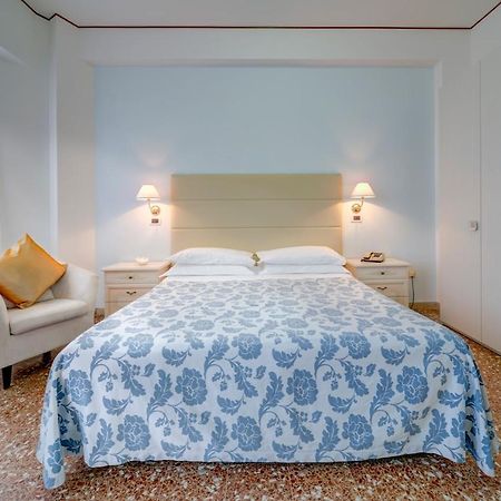 Hotel Carlton Beach Римини Экстерьер фото