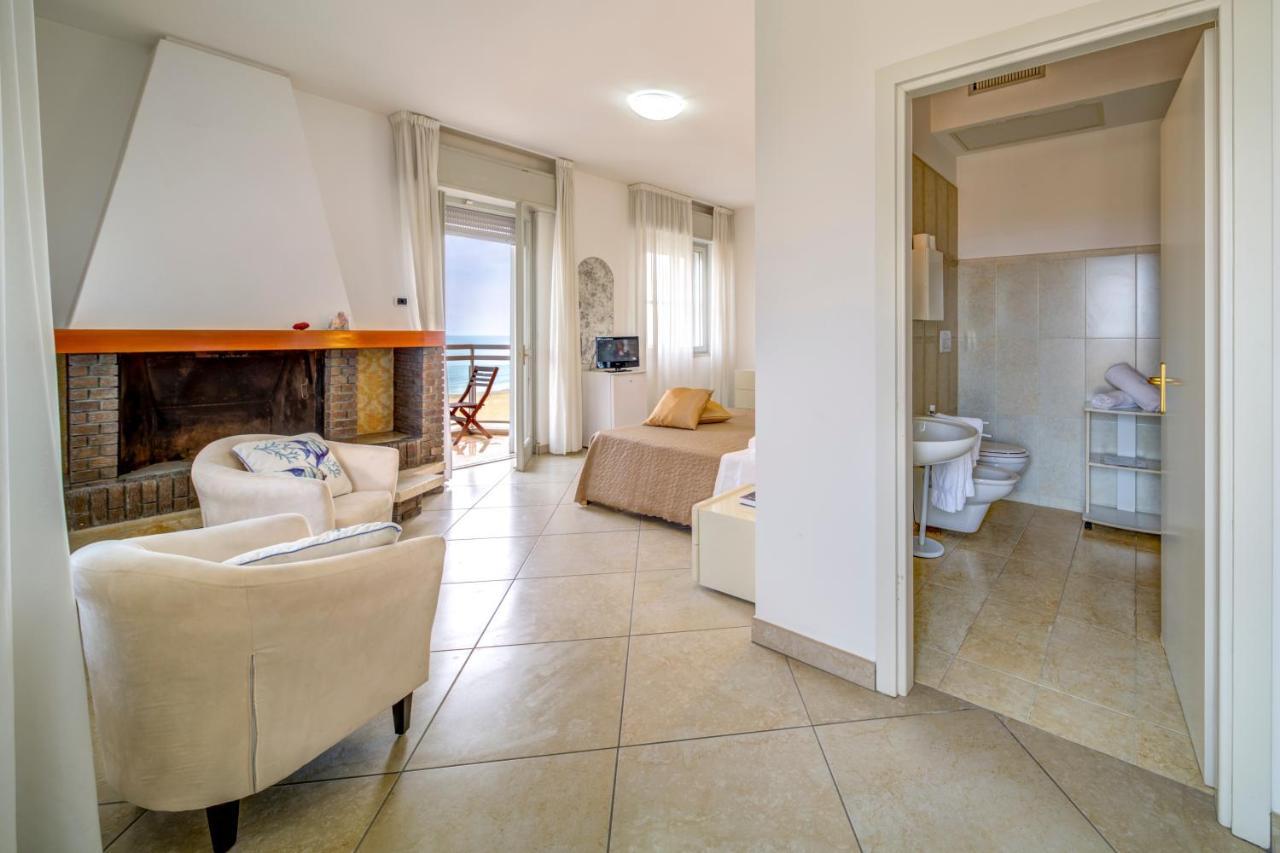 Hotel Carlton Beach Римини Экстерьер фото