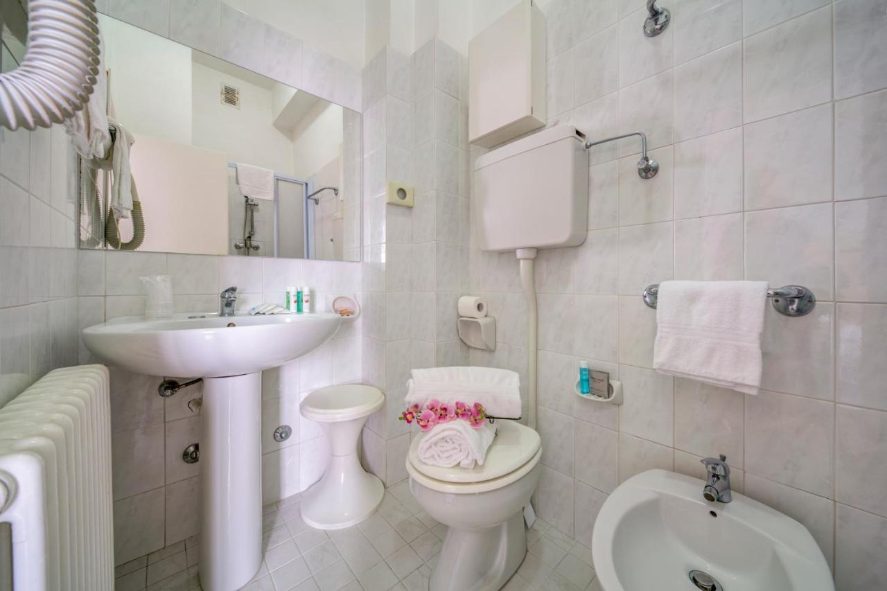 Hotel Carlton Beach Римини Экстерьер фото