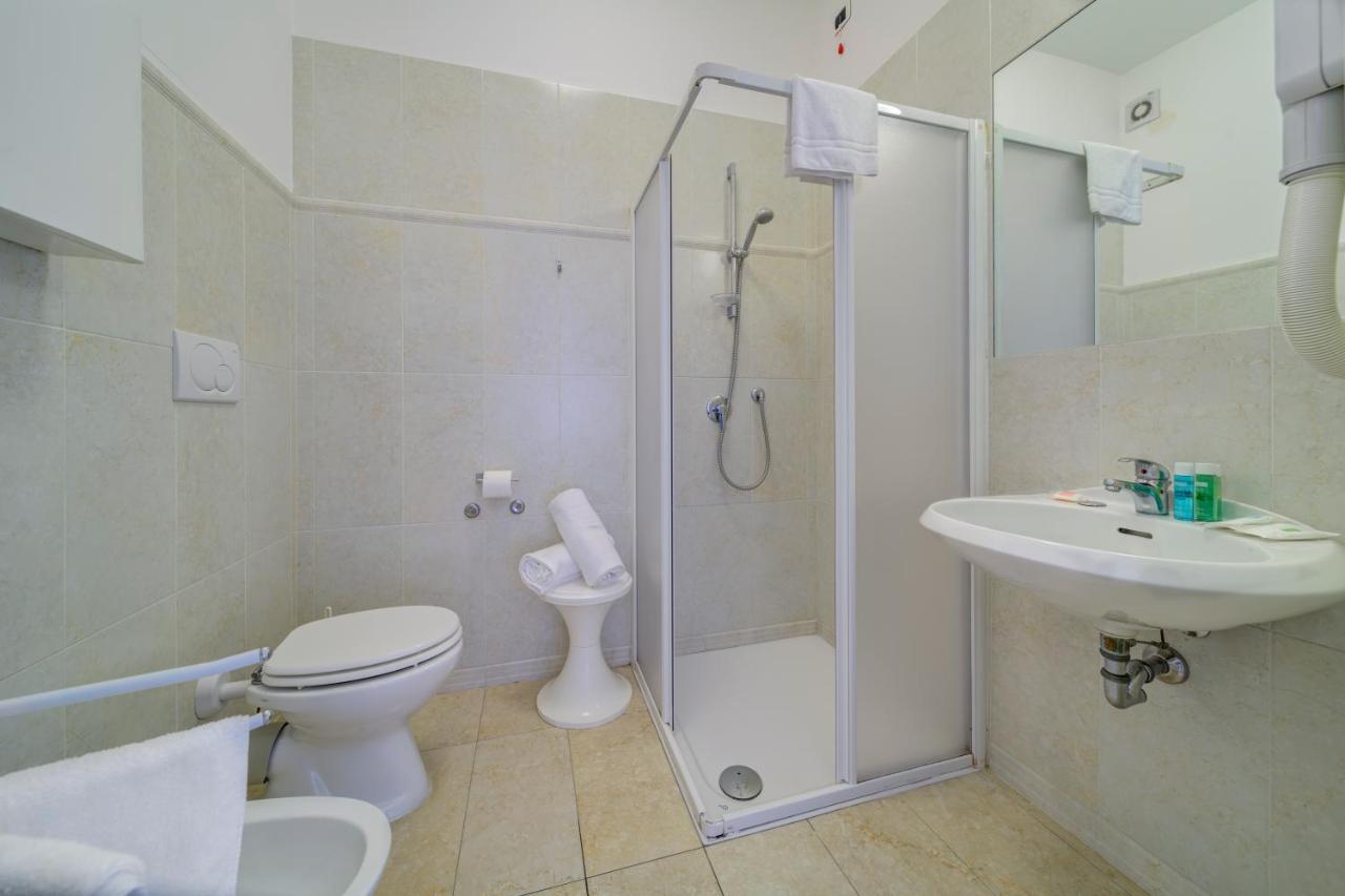 Hotel Carlton Beach Римини Экстерьер фото