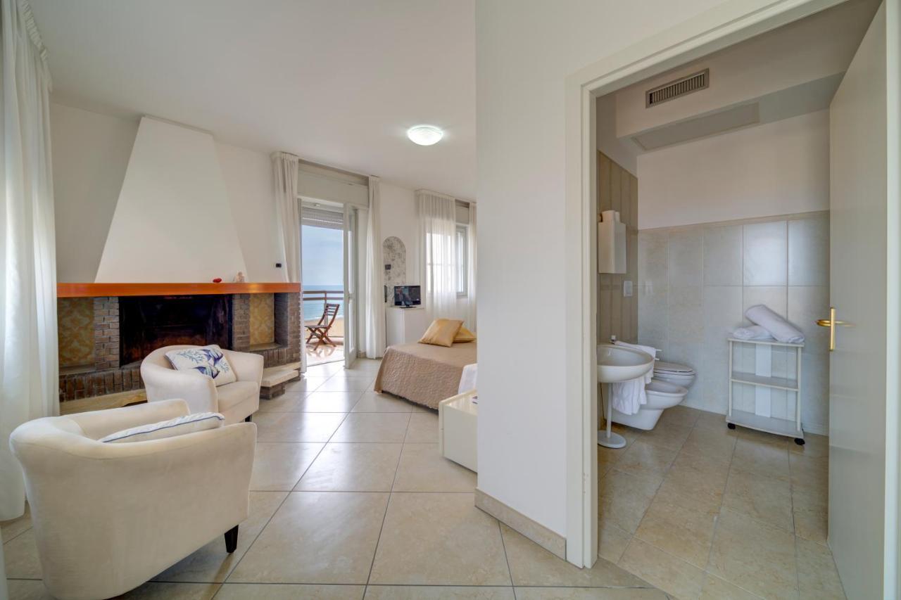 Hotel Carlton Beach Римини Экстерьер фото