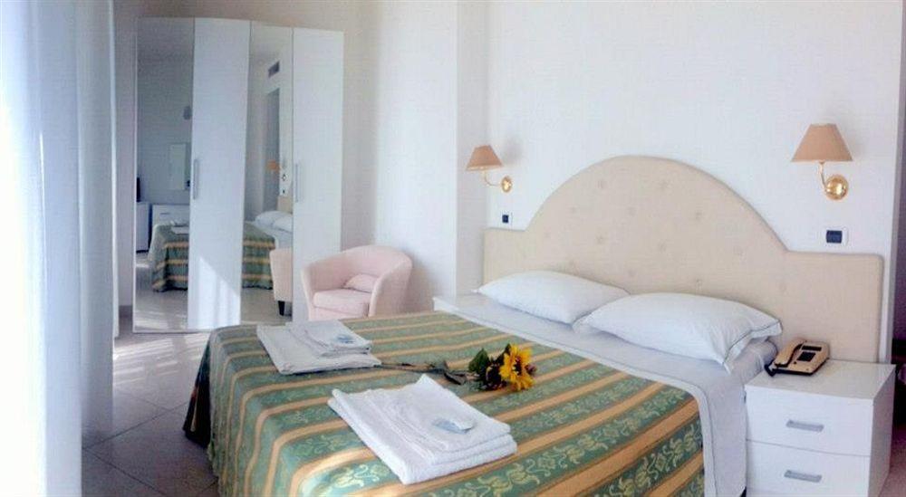 Hotel Carlton Beach Римини Экстерьер фото