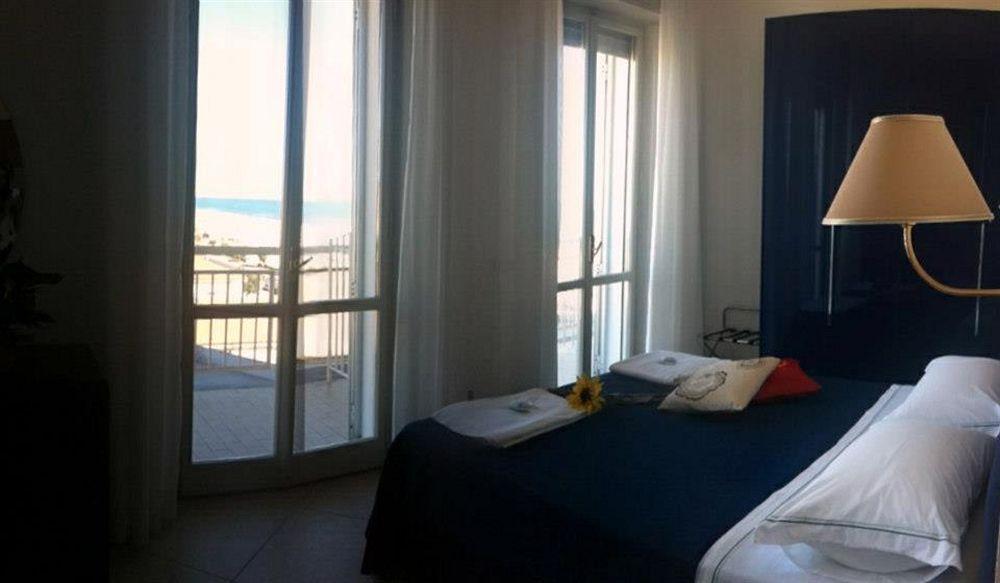 Hotel Carlton Beach Римини Экстерьер фото