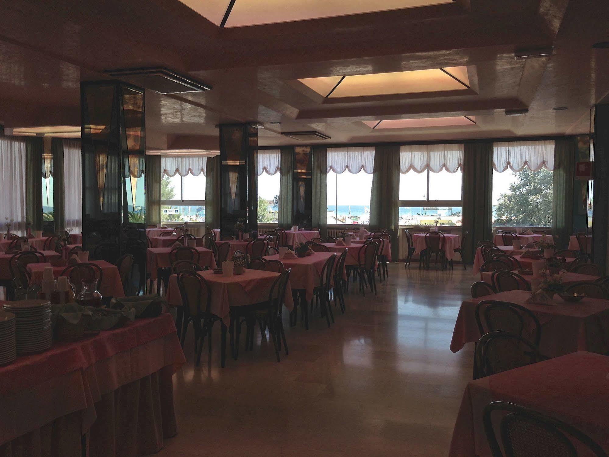 Hotel Carlton Beach Римини Экстерьер фото