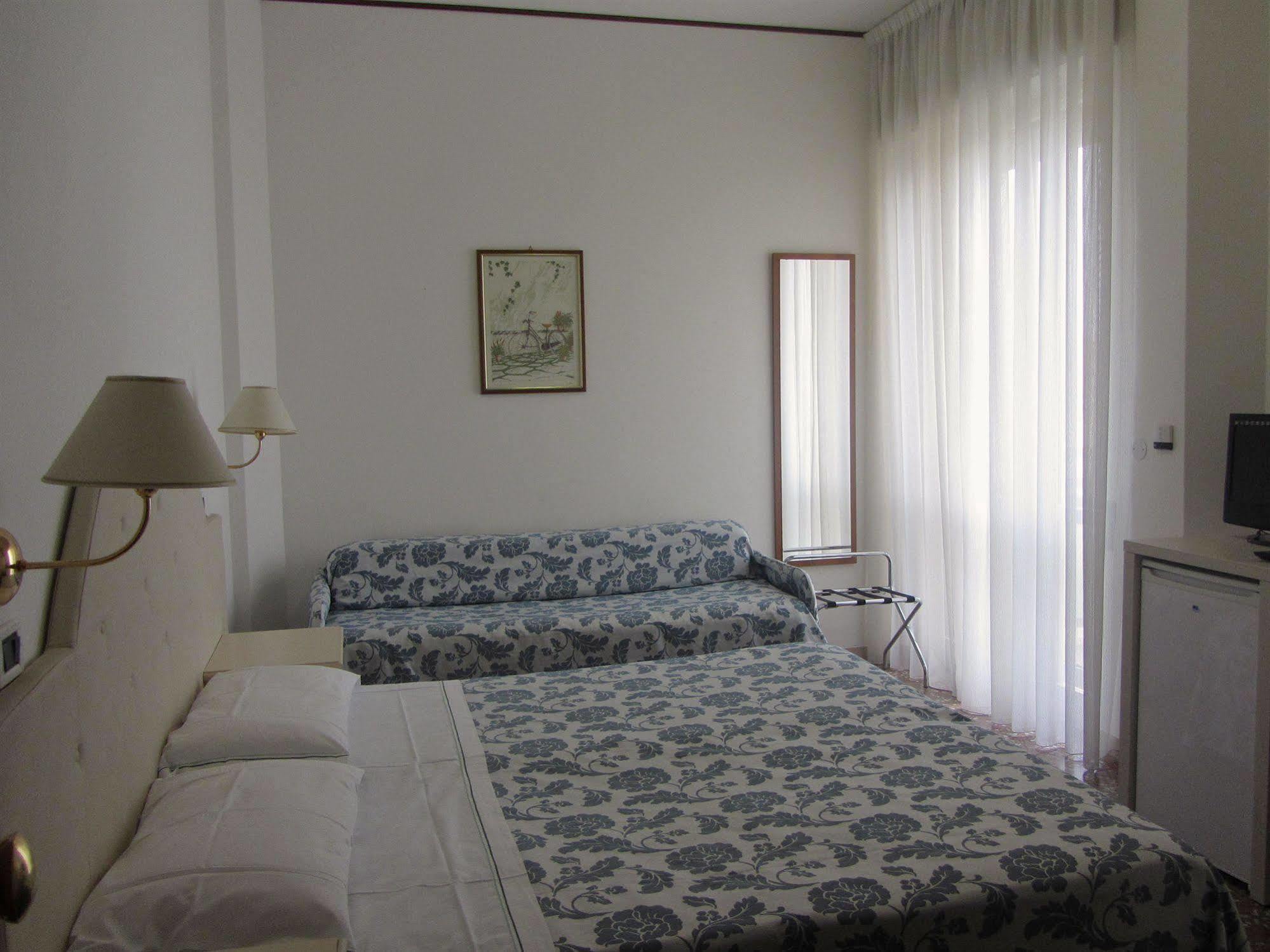 Hotel Carlton Beach Римини Экстерьер фото