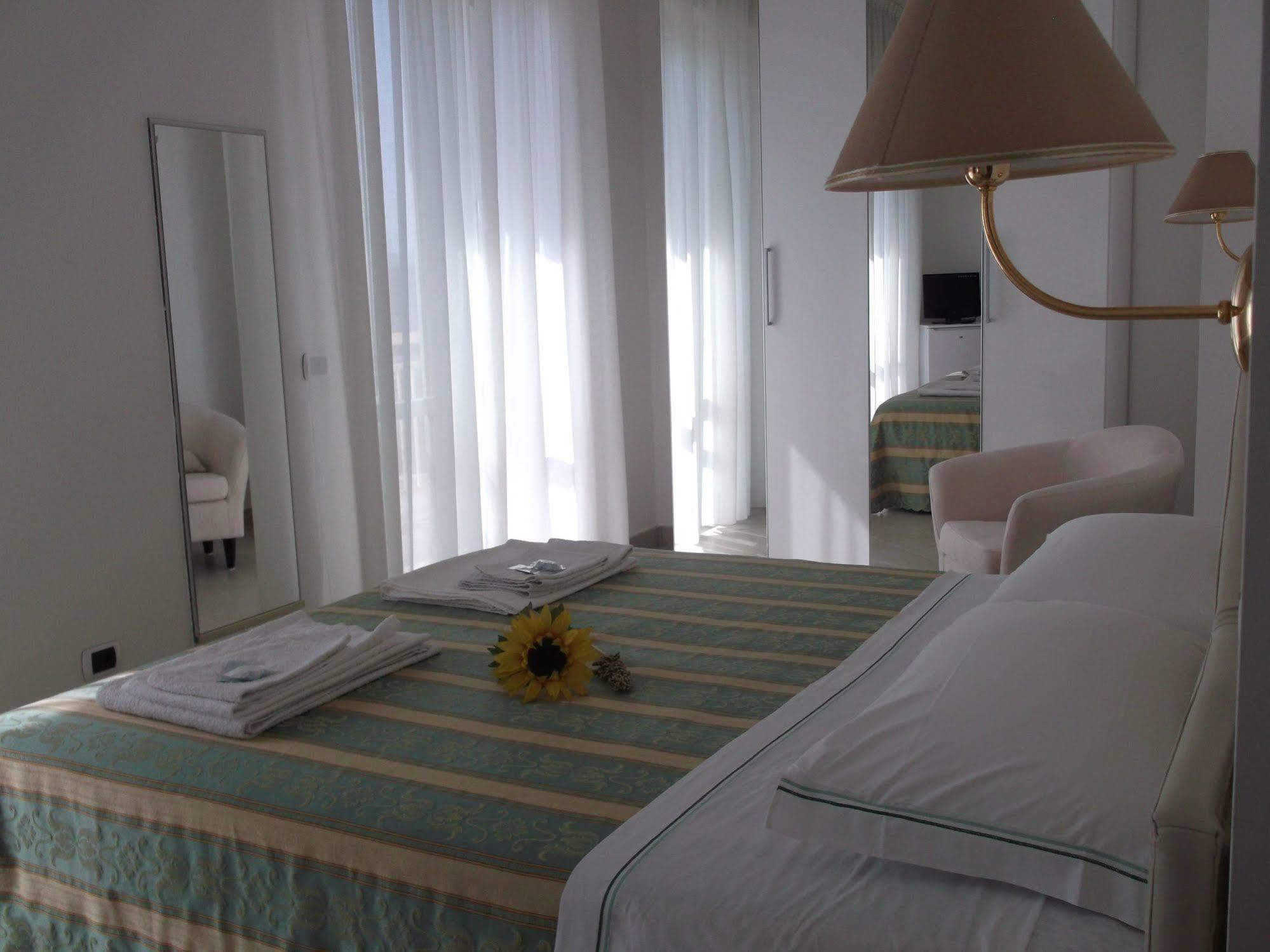 Hotel Carlton Beach Римини Экстерьер фото
