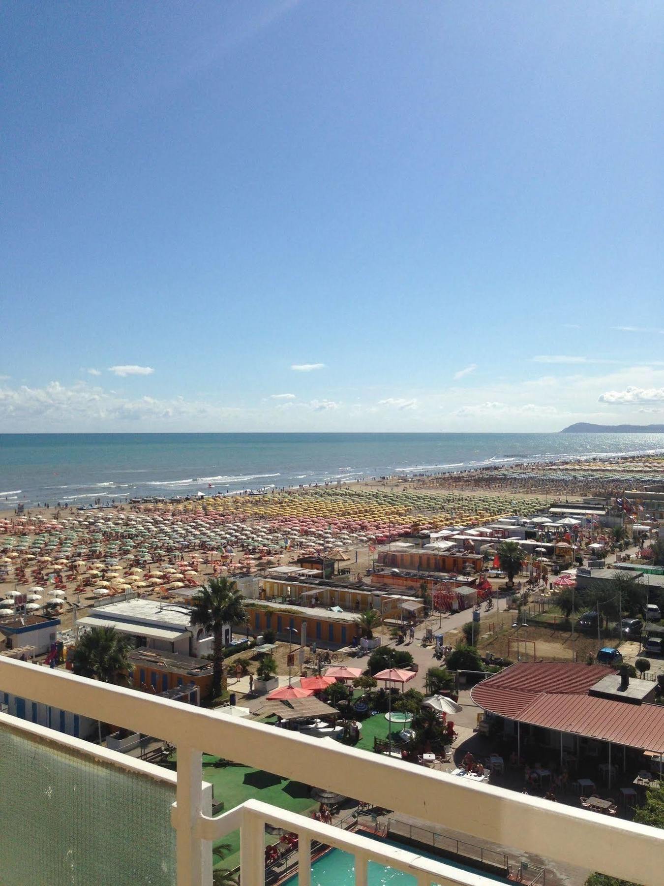 Hotel Carlton Beach Римини Экстерьер фото