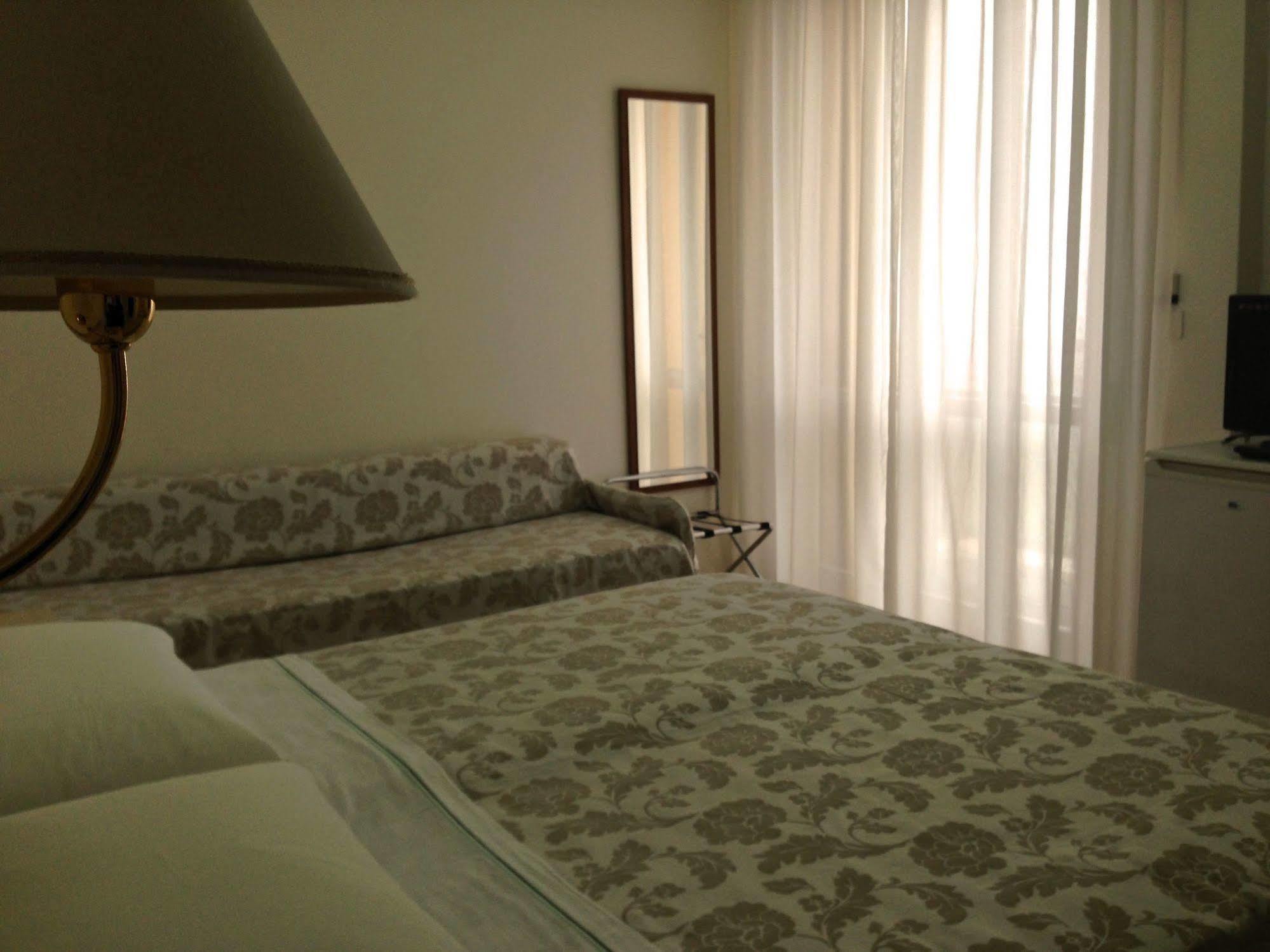 Hotel Carlton Beach Римини Экстерьер фото