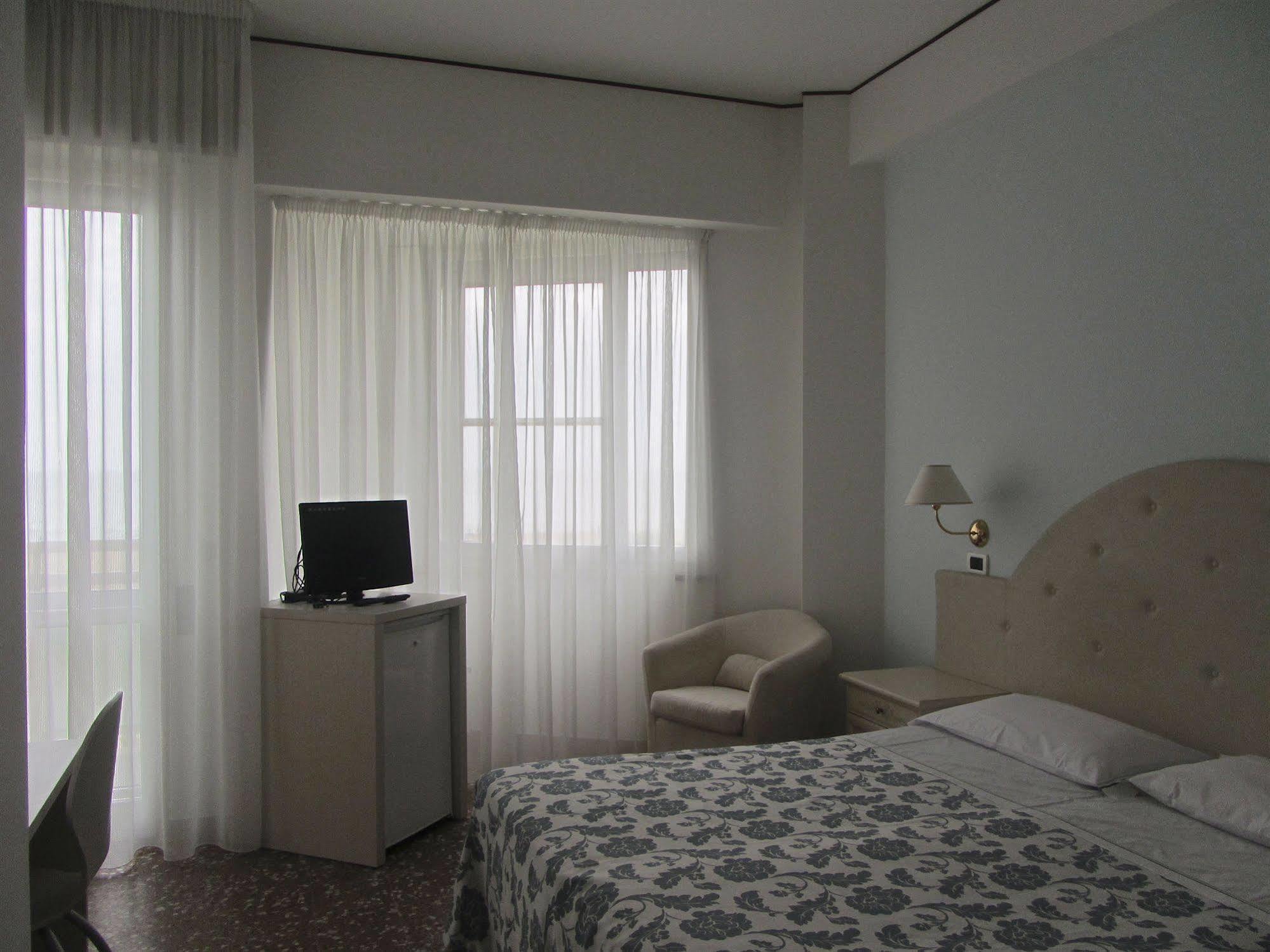 Hotel Carlton Beach Римини Экстерьер фото