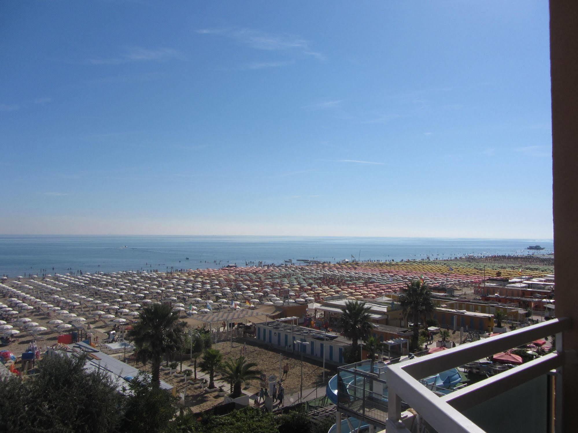 Hotel Carlton Beach Римини Экстерьер фото