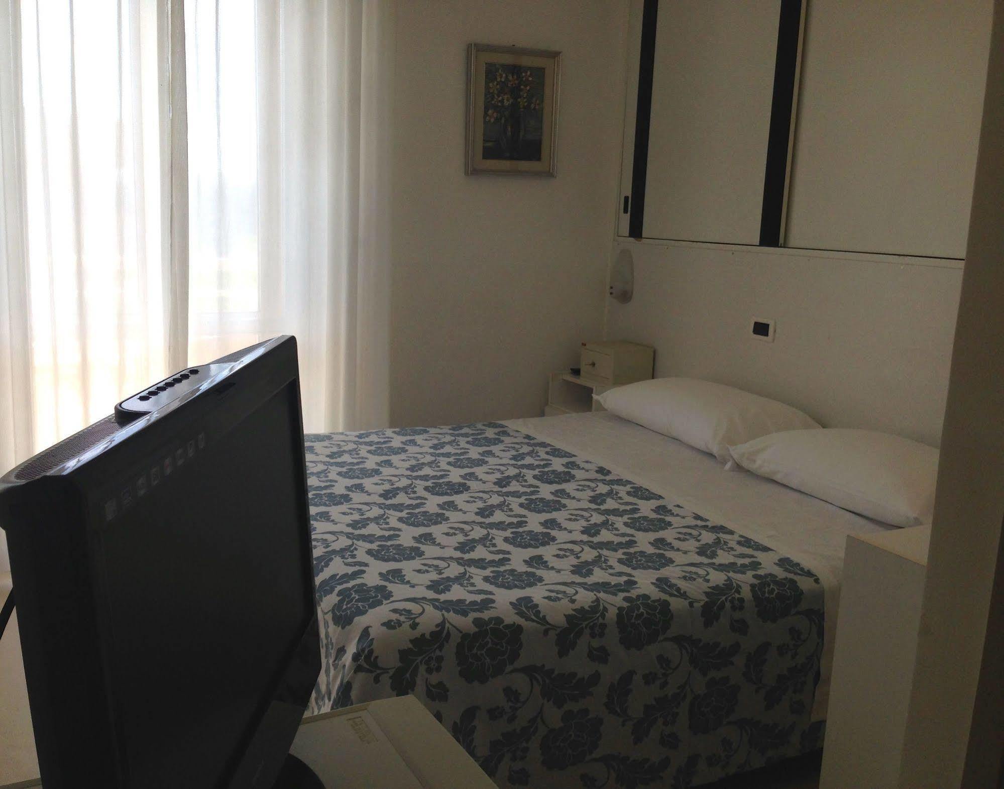 Hotel Carlton Beach Римини Экстерьер фото