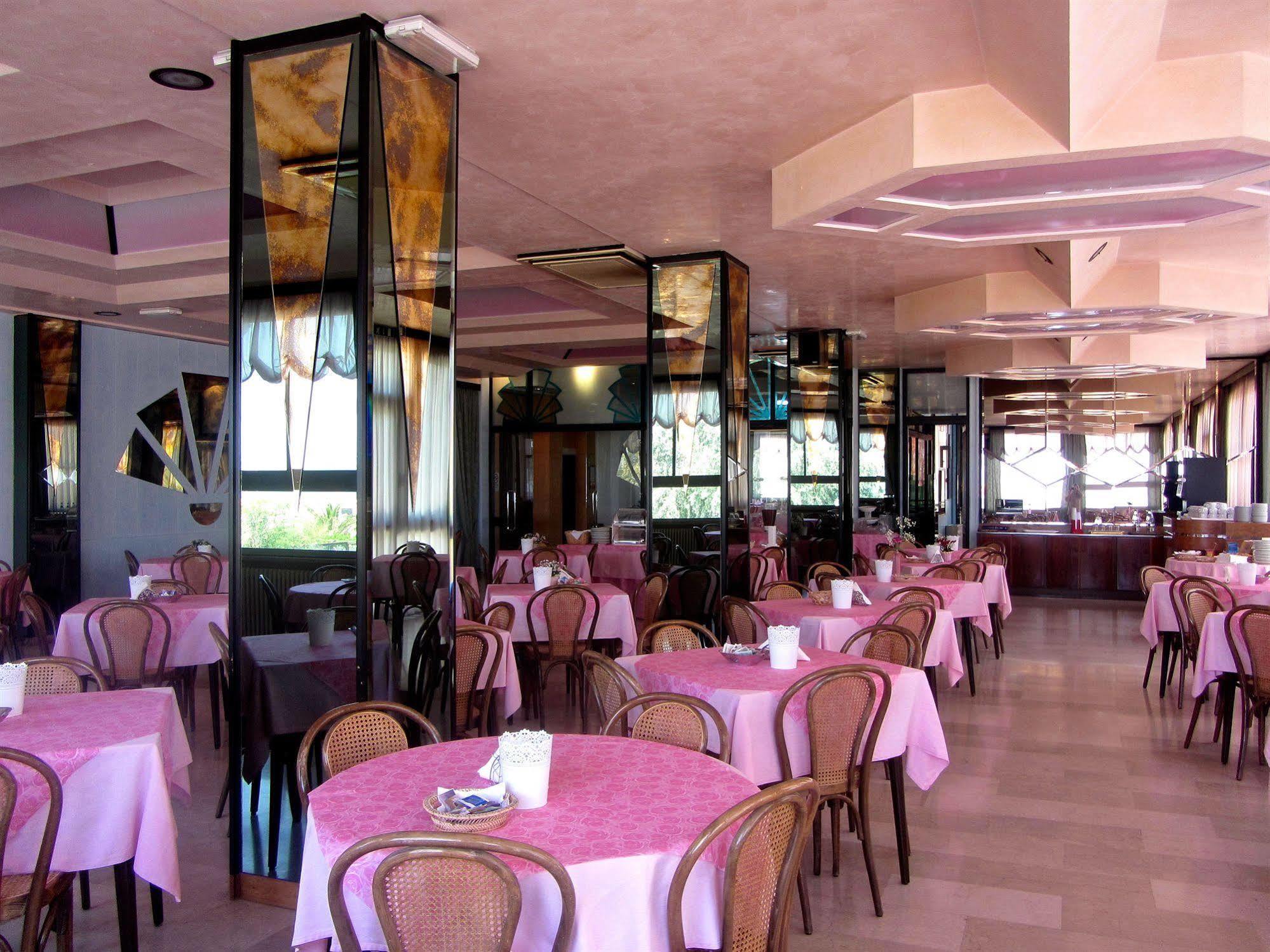 Hotel Carlton Beach Римини Экстерьер фото