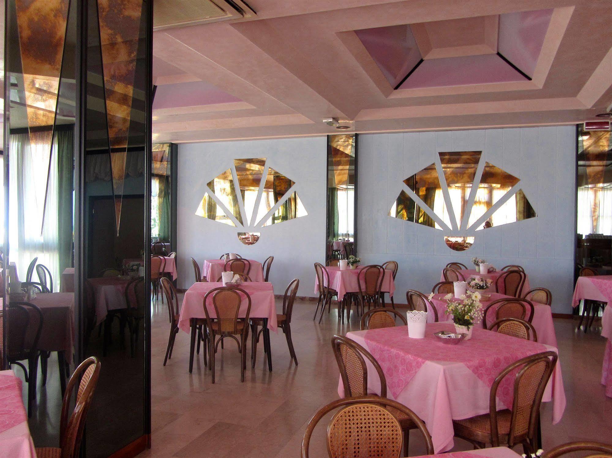 Hotel Carlton Beach Римини Экстерьер фото